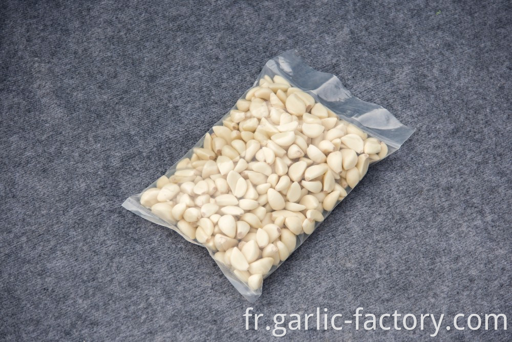 Vacuum packaging peeled garlic